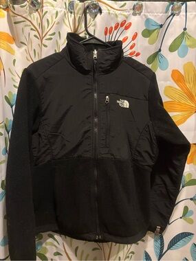 The North Face women’s Black Lightweight Fleece & Softshell Jacket